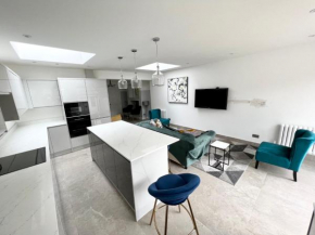 3 Cosy Homes Walking Distance to Mall with Parking Available to Book Separately 3 Bed House Or 1 Bed Apartment Or Studio